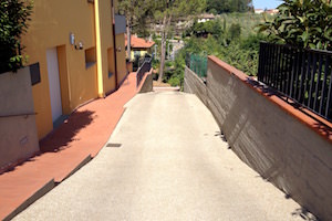 Rampa di accesso villetta in calcestruzzo architettonico