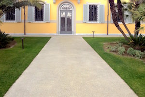 Vialetto pedonale villa in sasso lavato